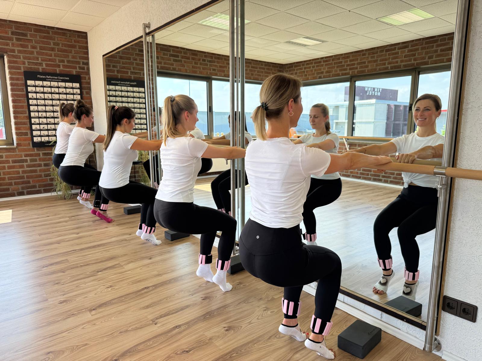 Barre Workout an der Spiegelwand